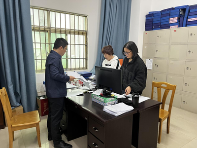 覃塘區直屬機關后勤服務中心開展車隊工作臺賬檢查，以臺賬促管理，提升后勤服務保障效能