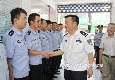 酷暑下的警民魚水情——陳明、楊尚偉慰問一線執勤民警并指導后勤保障工作